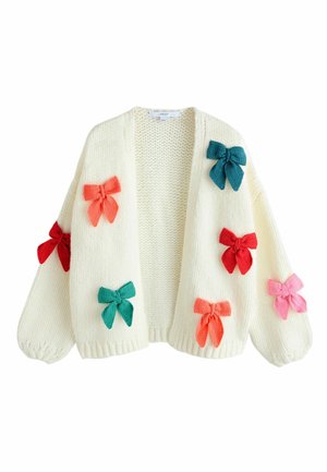 Cardigan alb tricotat, cu mâneci supradimensionate, decorat cu funde colorate din material în nuanțe de roșu, roz, albastru-verzui și portocaliu.