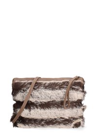 Clutch in finta pelliccia a strisce marroni e crema con chiusura a zip e tracolla staccabile di colore tan. Forma rettangolare con superficie texturizzata.