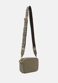 Borsa rettangolare verde oliva realizzata in materiale testurizzato, dotata di una tracolla regolabile con motivo e dettagli in metallo dorato.