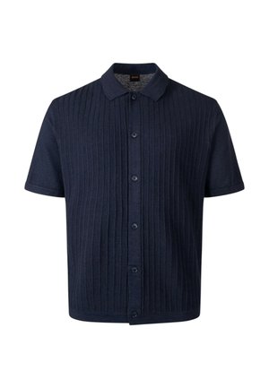 Chemise bleu marine à manches courtes avec boutons, texture côtelée verticale et col classique.