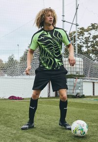Puma INDIVIDUALLIGA GRAPHIC - Športne majice - black/fizzy apple