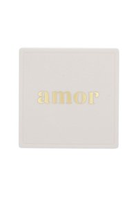 Plato cuadrado de cerámica en un suave gris claro mate, con la palabra "amor" en letras doradas brillantes en el centro. Diseño simple y elegante.
