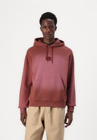 Hooded sweatshirt in a gradient burgundy color, featuring a front pocket, drawstrings, and ribbed cuffs, made of soft fabric.