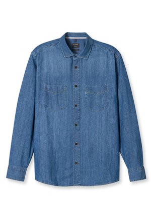 Camicia di jeans blu a maniche lunghe con bottoni, due tasche sul petto e colletto classico, mostrata su sfondo bianco.