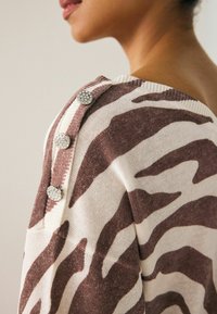 Next V-NECK GEM - Potiskana majica - brown and white zebra animal