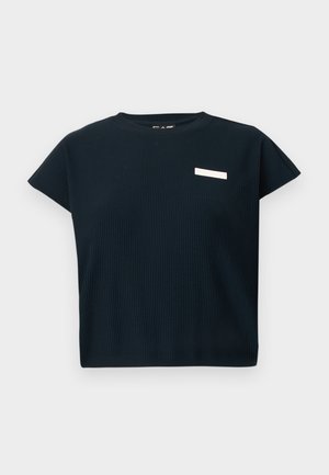 Czarna, prążkowana bluzka z krótkim rękawem i okrągłym dekoltem, z małą białą metką na piersi, uszyta z miękkiego materiału przypominającego bawełnę.