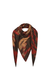 Foulard in seta di forma triangolare, decorato con motivi astratti nei colori rosso, marrone e beige. Morbido al tatto e di peso leggero.