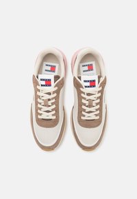 Tommy Jeans W TECH RUNNER ESS - Zapatillas - dusky taupe