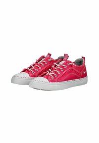 Baskets en toile rose avec semelles en caoutchouc blanc, dotées de lacets ronds, de coutures contrastantes et d'un petit logo sur le côté.
