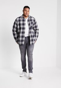 GANT THE ORIGINAL SLIM V NECK  - Trükipildiga T-särk - white