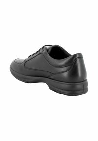 Sneaker basse in pelle nera con lacci, colletto imbottito e suola testurizzata, vista da un angolo posteriore.