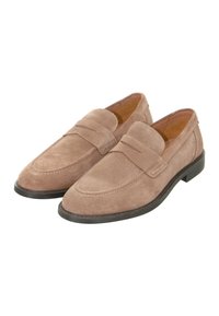 Wildleder Slipper in sandbeige mit genähtem Schuhspitzen und Akzentband. Flache schwarze Gummisohle für Grip und Komfort. Texturierte Oberfläche.