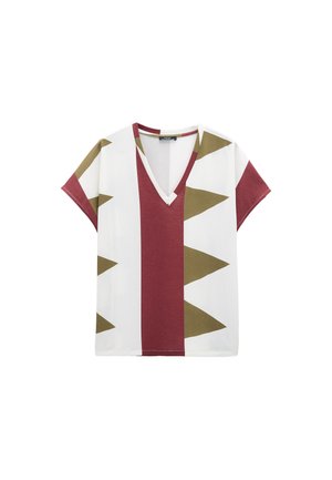 Top z krótkim rękawem o dekolcie w kształcie litery V, z białym tłem w maroon i oliwkowe zielone geometryczne wzory, tworzące odważny, trójkątny design.