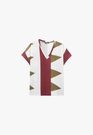 Top z krótkim rękawem o dekolcie w kształcie litery V, z białym tłem w maroon i oliwkowe zielone geometryczne wzory, tworzące odważny, trójkątny design.