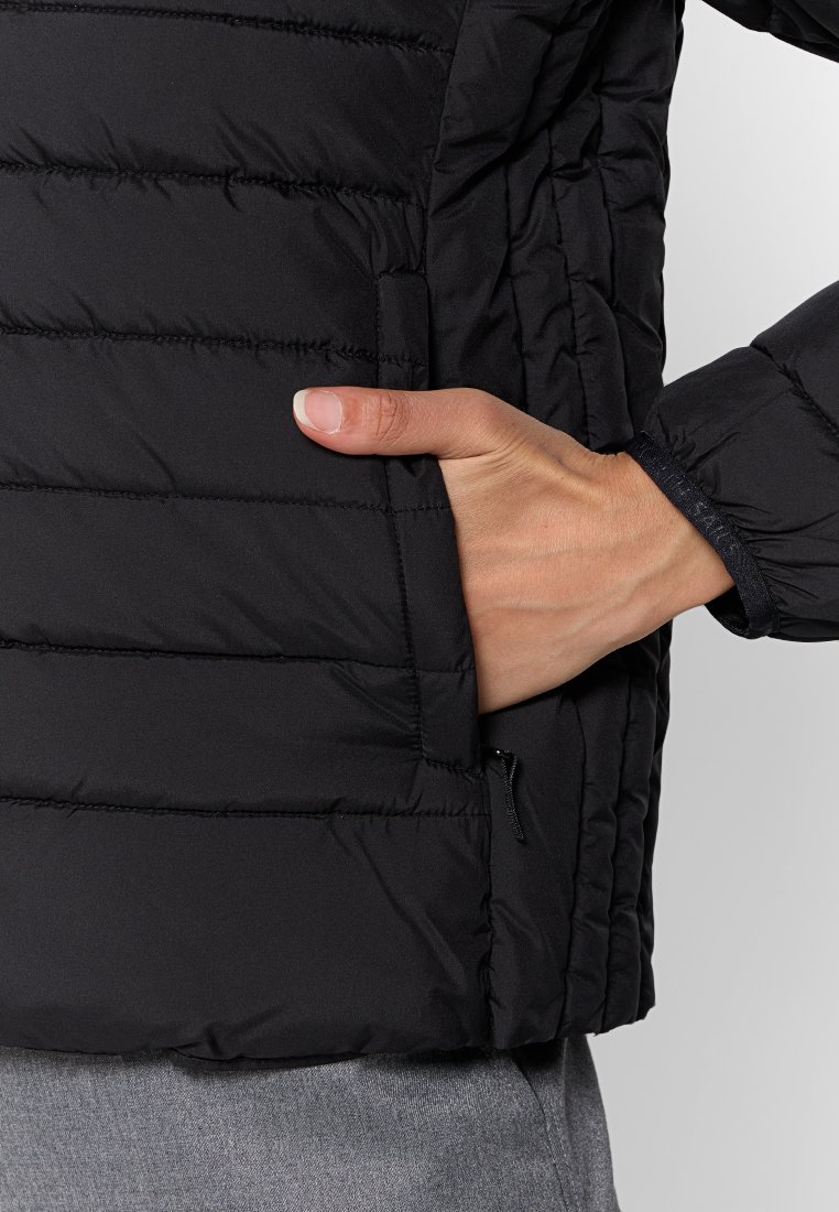 Giacca a vento nera con design trapuntato, tasca laterale con zip e polsini elasticizzati, realizzata in un tessuto leggero e liscio.