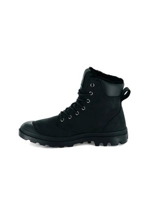 Bottines noires en daim et matériaux synthétiques, dotées d'une semelle en caoutchouc, d'un bout rond, d'un laçage à l'avant et d'une doublure intérieure douce.