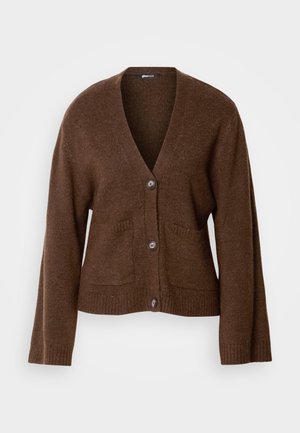 Rjav cardigan, izdelan iz mehkega materiala, z V-izrezom, sprednjimi gumbi in dvema sprednjima žepoma. Ribošiti manšeti in rob dodajo teksturo.