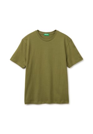 Schlichtes olivgrünes T-Shirt mit kurzen Ärmeln und Rundhalsausschnitt, mit einem kleinen grünen Etikett innen am Kragen vor weißem Hintergrund.