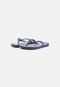 Infradito blu navy con le cinghie incrociate, materiale in gomma, texture rigata e una soletta decorata con accenti rosa chiaro e bianchi.