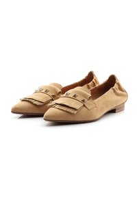 Mocassini in suede beige con dettagli a frange e borchie metalliche sul davanti, caratterizzati da una punta affusolata e un tacco basso impilato.