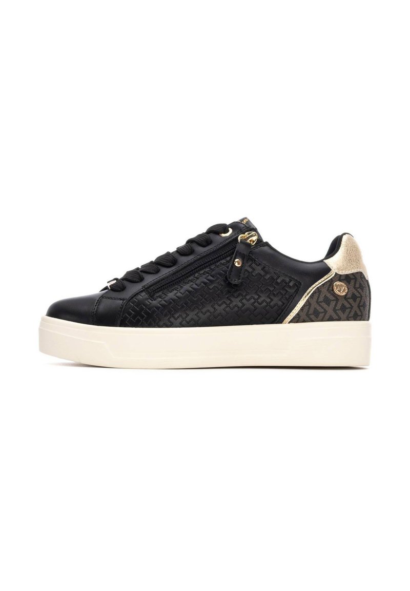 Sneaker neri in pelle texture, con elementi in oro e un dettaglio con zip. Suola color crema, il pannello posteriore ha un accento a motivo. Design low-top.