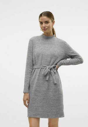 Vestido de punto gris con un cuello alto, mangas largas y un cinturón de tela atado a la cintura, que presenta una textura suave y un ajuste relajado.