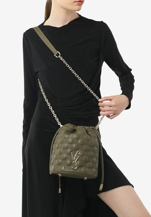 Borsa a secchiello in pelle verde oliva con motivo circolare in rilievo, catena e tracolla regolabile, con logo color oro e chiusura a coulisse.
