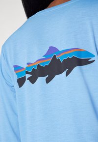 Patagonia DAILY GRAPHIC WATERS - Μπλούζα με μακριά μανίκια - abundant blue