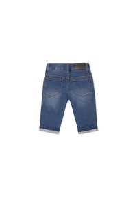 Krátké džíny v středně modré barvě s lehkým praním, srolovaný lem, dvě zadní kapsy a černý kožený štítek značky na pase.