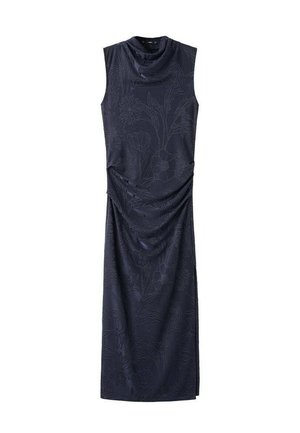 Abito senza maniche di colore blu navy con una texture floreale, scollatura a cowl e design drappeggiato, dalla silhouette lunga e aderente che si estende fino a metà polpaccio.