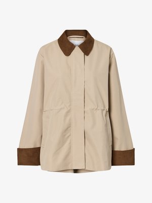Ljusbeige jacka med en brun manchesterkrage och manschetter. Har en avslappnad passform, något indragen midja och två sidofickor. Slät textur.