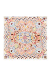 Sciarpa multicolore con motivo a fiori intricati, dettagli a zigzag e una fusione di colori pastello e colori vivaci su un tessuto leggero.
