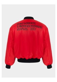 Czerwona kurtka bomberka o błyszczącym wykończeniu, czarnymi ściągaczami przy mankietach i u dołu, z odważnym czarnym napisem na plecach: "PAKO LORENTE X MODERN FASHION STAPLES / 2022."