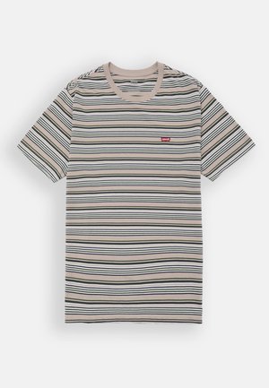 Beżowy t-shirt z krótkim rękawem z czarnymi, białymi i zielonymi poziomymi paskami oraz małym czerwonym logo Levi's na piersi.