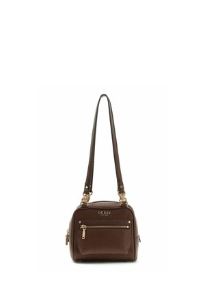 Petit sac à main Guess en cuir marron avec poche zippée à l'avant, accessoires dorés, et longue bandoulière.