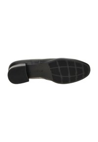 Chaussure en cuir noire avec un faible talon. Surface supérieure lisse et semelle en caoutchouc texturée avec un motif en grille pour l'adhérence. Marque visible sur la semelle.