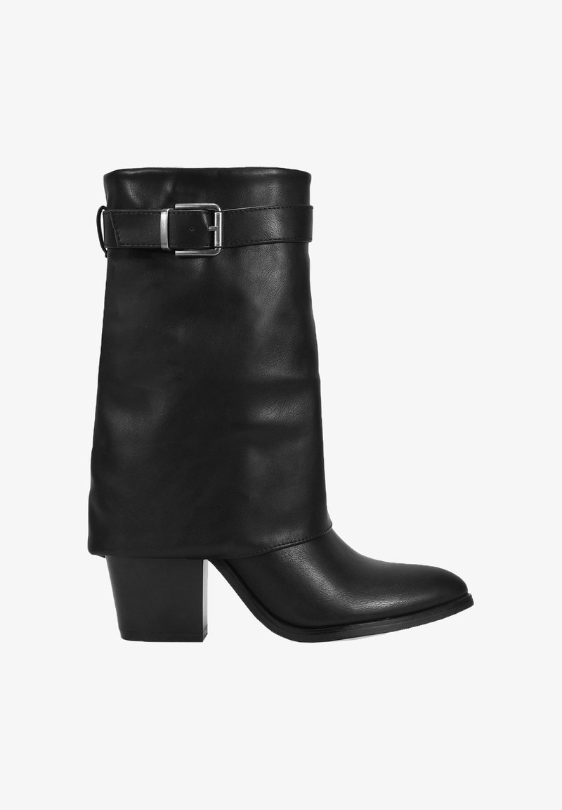 Bottine en cuir noir avec un talon épais, dotée d'un large revers maintenu par une boucle argentée. Texture lisse et design à bout pointu.