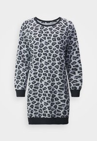 Vestido-suéter em padrão de leopardo cinza, com mangas longas, punhos pretos canelados e gola redonda. Textura de tecido suave.