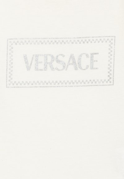 Weißes T-Shirt mit einem glänzenden silbernen "VERSACE"-Logo innerhalb eines rechteckigen Rahmens, der mit einem gepunkteten Muster umrandet ist. Weicher Baumwollstoff.