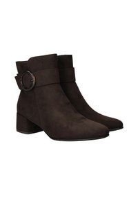 Bottines en suède brun avec un bout arrondi, un talon bloc et une sangle décorative avec boucle autour de la cheville. Texture lisse sans motifs.