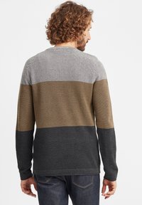 Sweter robiony na drutach w kolorze szarym, brązowym i czarnym, z poziomym wzorem w paski; długie rękawy, okrągły dekolt, teksturowana tkanina.