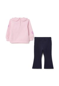 Roze langslavend top met gerimpelde kraag en paarse stippen, gecombineerd met marineblauwe flared leggings van een zachte stof.