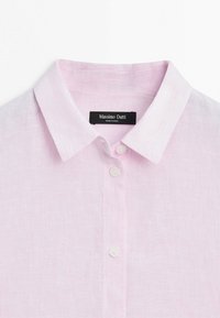 Hellrosa gestreiftes Hemd mit Kragen, drei weißen Knöpfen und einem schwarzen "Massimo Dutti"-Etikett im Innenkragen.