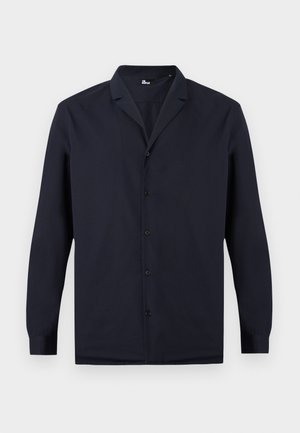 Camicia nera a maniche lunghe con bottoni e colletto a scialle, mostrata su uno sfondo bianco.