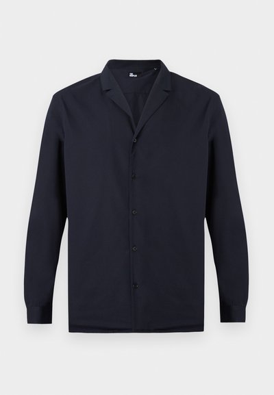 Μαύρο πουκάμισο με κουμπιά και μακριά μανίκια, με γιακά τύπου notch, εμφανίζεται σε λευκό φόντο.