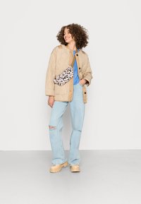 ONLY ONLCHARLEE JACKET - Casaco leve - white pepper