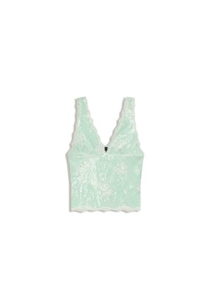 Zelenkasto svetlo čipkast kratek top z globokim V-izrezom, valovitimi robovi in cvetličnimi detajli.