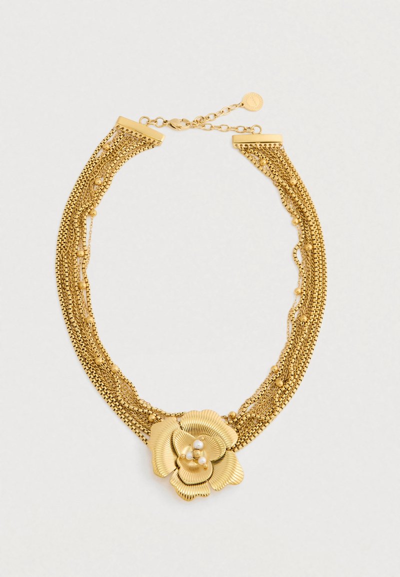 Χρυσή αλυσίδα περιδέραιου με σχεδίαση πολλαπλών αλυσίδων και μεγάλο κρεμαστό λουλούδι με υφές στα πέταλα και περιφακτικούς μαργαρίτες.