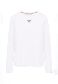 Witte lange mouwen t-shirt gemaakt van zachte katoen met een zilveren hartversiering op de borst en contrasterende rode accenten op de halslijn.