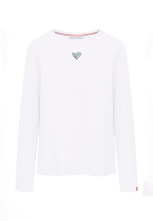Witte lange mouwen t-shirt gemaakt van zachte katoen met een zilveren hartversiering op de borst en contrasterende rode accenten op de halslijn.